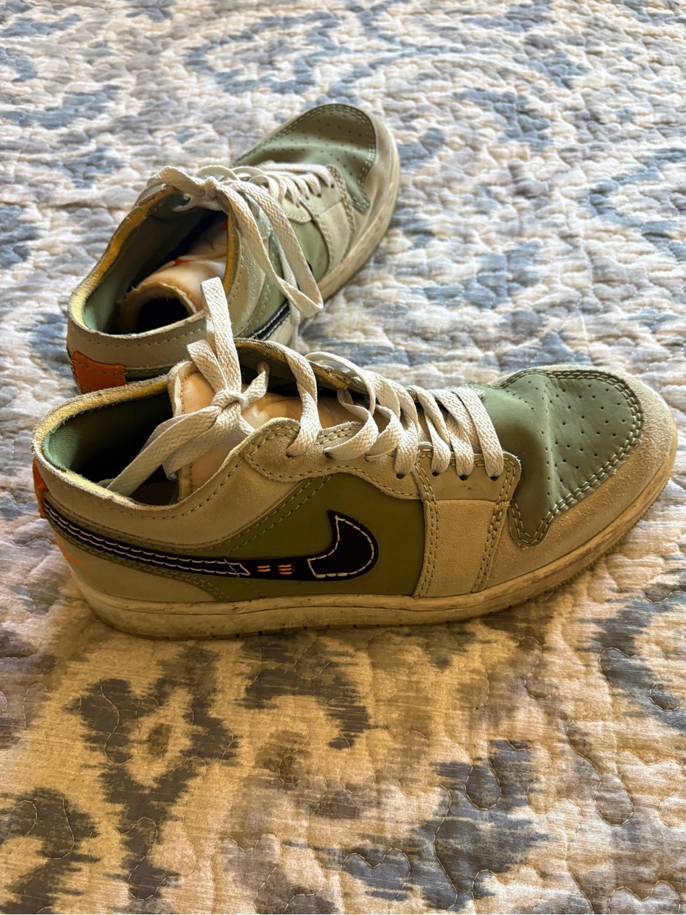 Men’s Nike green Low-Top Sneakers with Black Swoosh